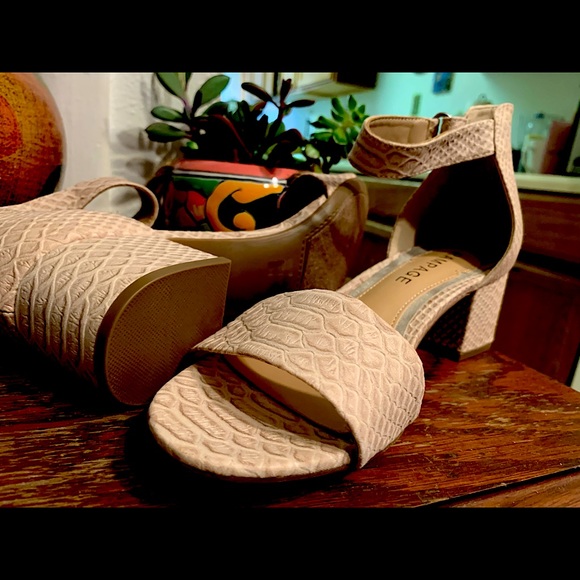 Women's Sz 8 Chunky Heel w/Ankle Strap Sandals - Picture 2 of 4